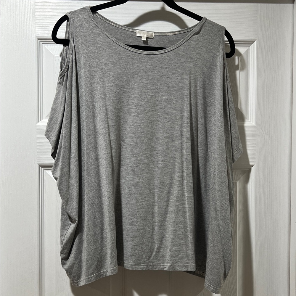 Heartstring cold shoulder relaxed fit top. Very good condition.